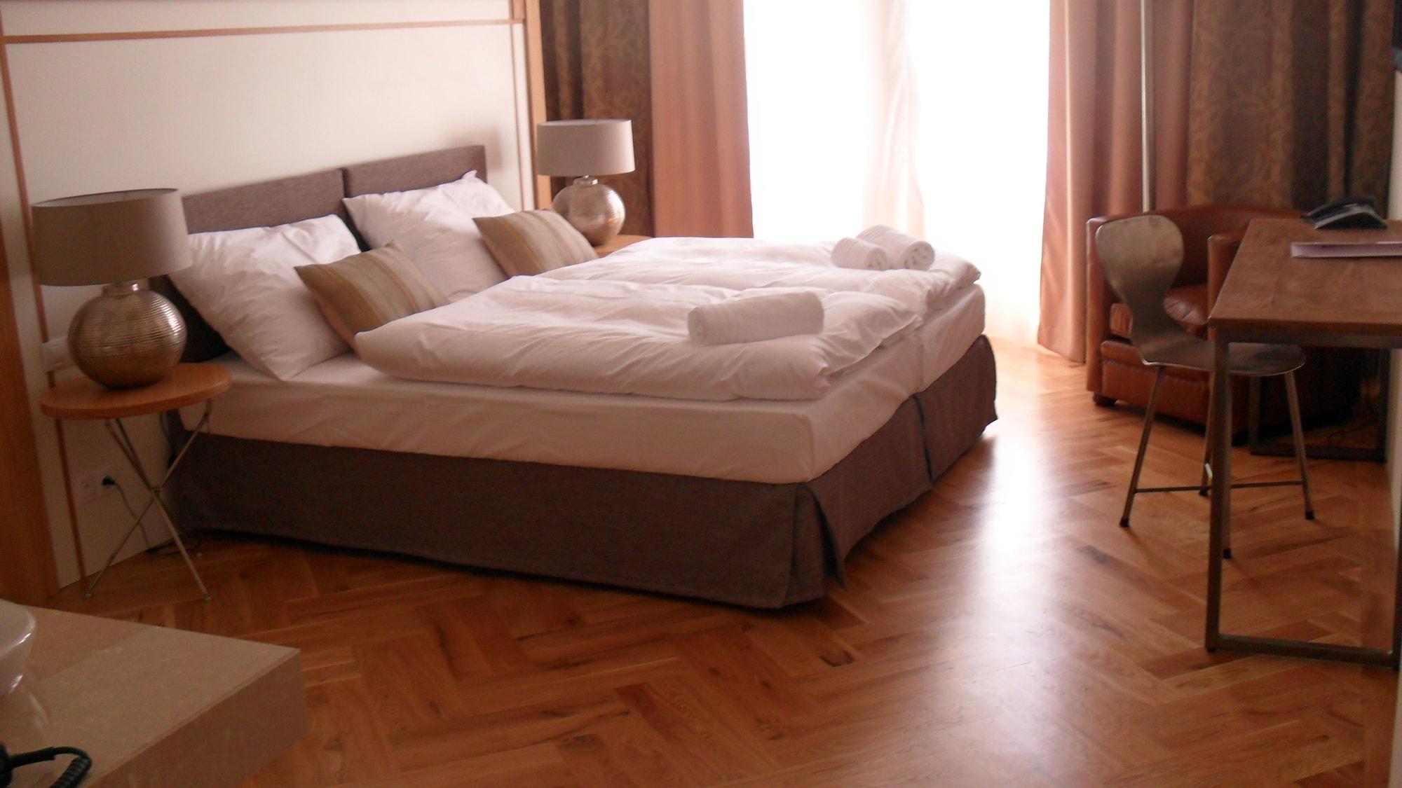 Jungmann Hotel Прага Екстериор снимка